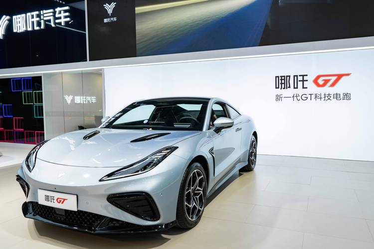 重庆16哪吒汽车在智能汽车领域的表现，领途汽车在新能源汽车市场中的影响力